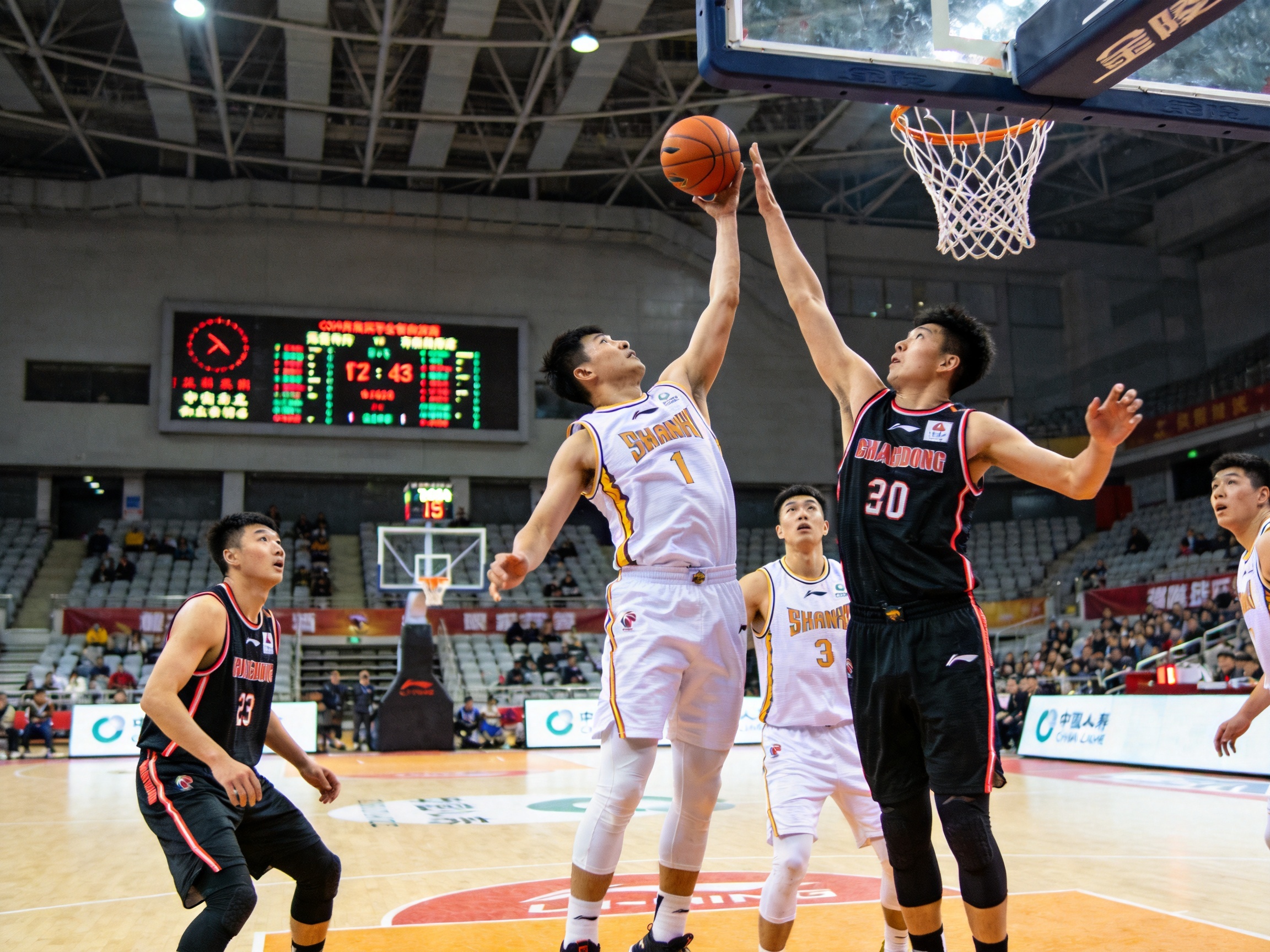 室内篮球馆比赛进行中，球员在内线争抢位置
